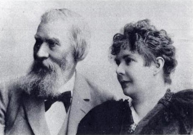Ein Schwarz-Weiß-Foto von Gustav Klimt und seiner Frau, beide nebeneinander sitzend, wobei die Frau den Mann liebevoll ansieht.