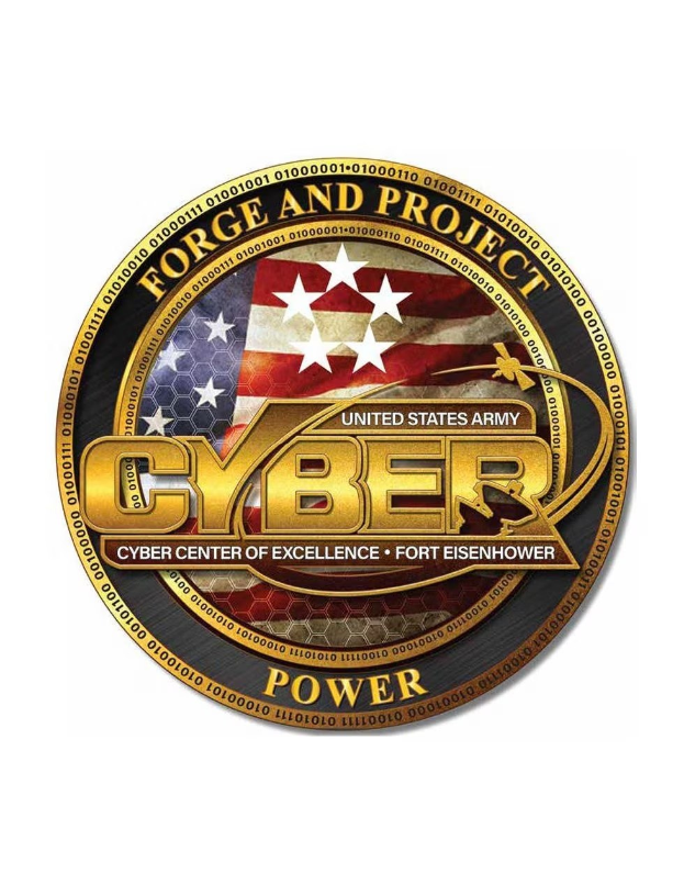 Logo des United States Army Cyber Center of Excellence auf Fort Eisenhower, das einen blauen Kreis mit einem weißen Stern und den Text "Forge and Project Cyber Power" in fetter schwarzer Schrift darunter zeigt.