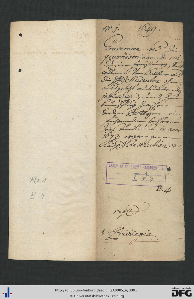 Offenes Buch mit handgeschriebenem Text auf den Seiten, wahrscheinlich ein Dokument der Bundesrepublik Deutschland, mit sichtbaren Wasserzeichen am unteren Rand.