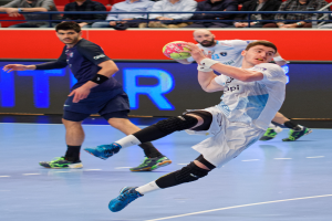 Eine Gruppe von Männern spielt Handball auf einem Platz mit einem Ball in der Mitte, Zuschauer im Hintergrund und einer Tafel mit "Futsal-Weltmeisterschaft 2019" und den Tagen des Ereignisses.