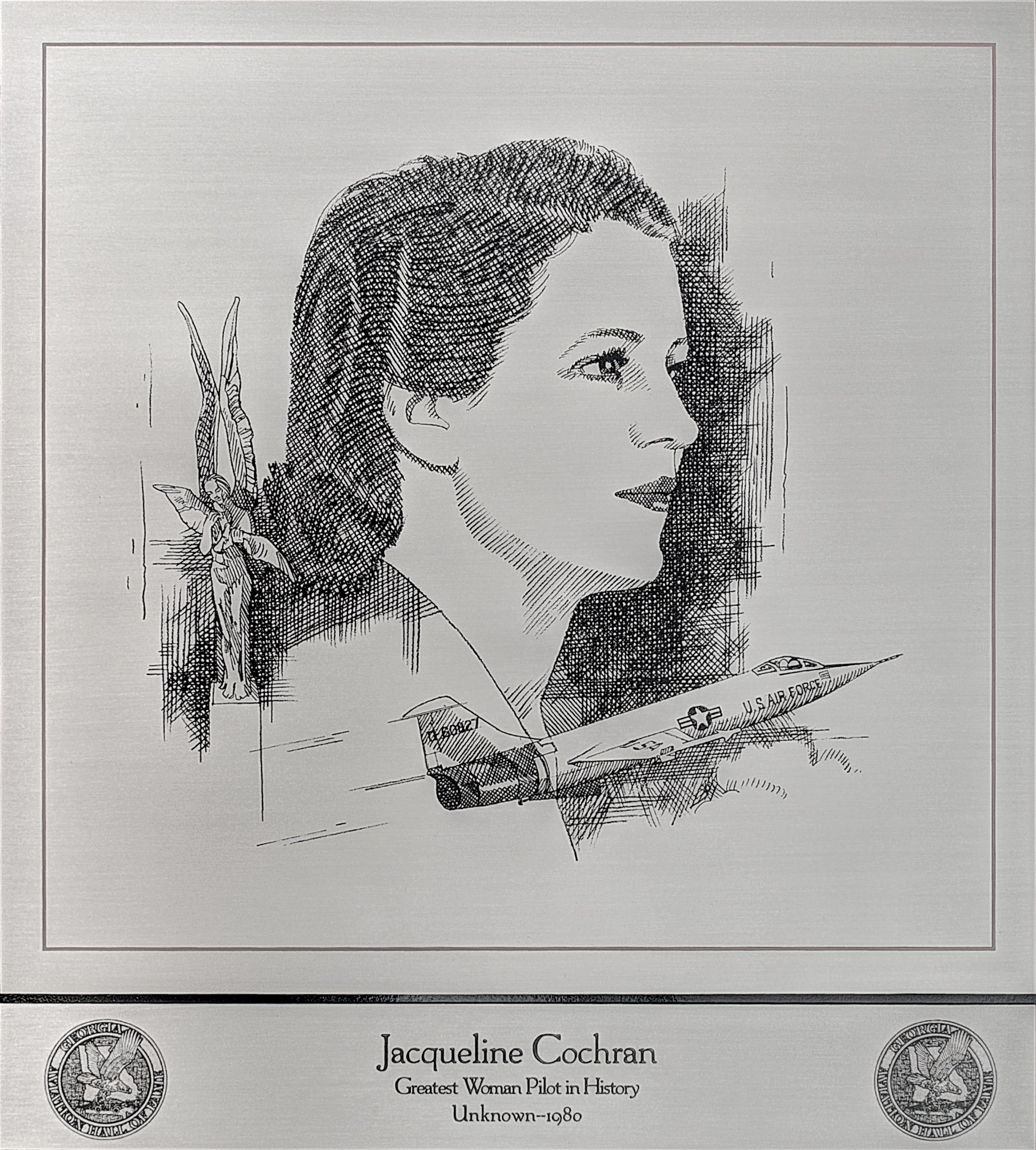 Schwarzes und weißes Porträt von Jacqueline Cochran, der größten Frauenschleuderin der Geschichte, mit ihrem Gesicht in der Mitte des Rahmens, begleitet von Text und zwei Logos unten.