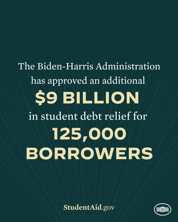 Ein Plakat mit dem Text "Die Biden-Harris-Regierung hat weitere 9 Milliarden Dollar für die Tilgung von Studienkrediten für 125.000 Schuldner genehmigt" und einem Logo unten.
