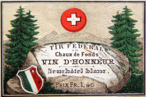 Plakat mit Schweizer Flagge, Schild, Bäumen und Bergen, Text "Tir Federal Chaux de Fonds Vin d'Honneur".