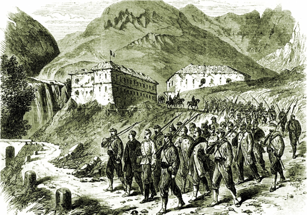 Schwarz-weiß-Bild einer Gruppe von Menschen, die einen Schotterweg vor einem Wasserfall entlanggehen, mit Hügeln, Gebäuden, Bäumen und einem Himmel im Hintergrund und einem Text unten, der "Französische Truppen betreten die Schweizer Alpen" lautet.