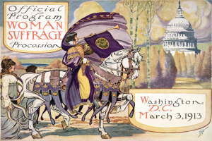 Eine Frau zu Pferd mit einer Fahne, mit zwei Personen links daneben, vor einem Hintergrund aus Bäumen und einem Gebäude auf einem Plakat für die Women Suffrage Procession in Washington, D.C. am 3. März 1913.