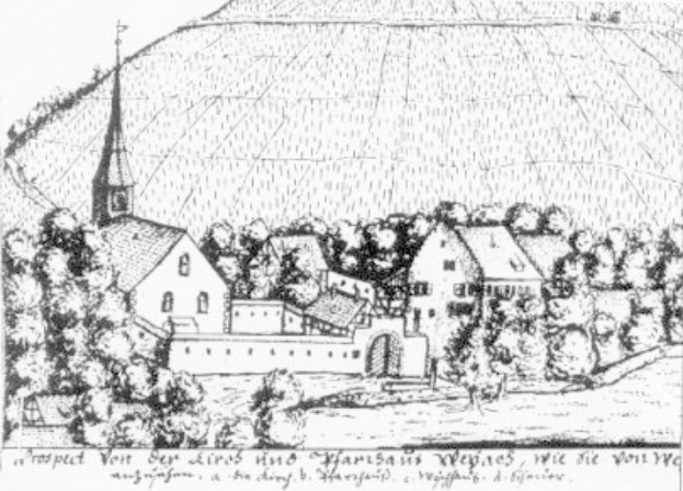 Schwarze und weiße Zeichnung einer kleinen Stadt mit einer zentralen Kirche, umgeben von Bäumen und einem Hügel, beschriftet mit "Wiesbaden, Deutschland, 17. Jahrhundert" unten.