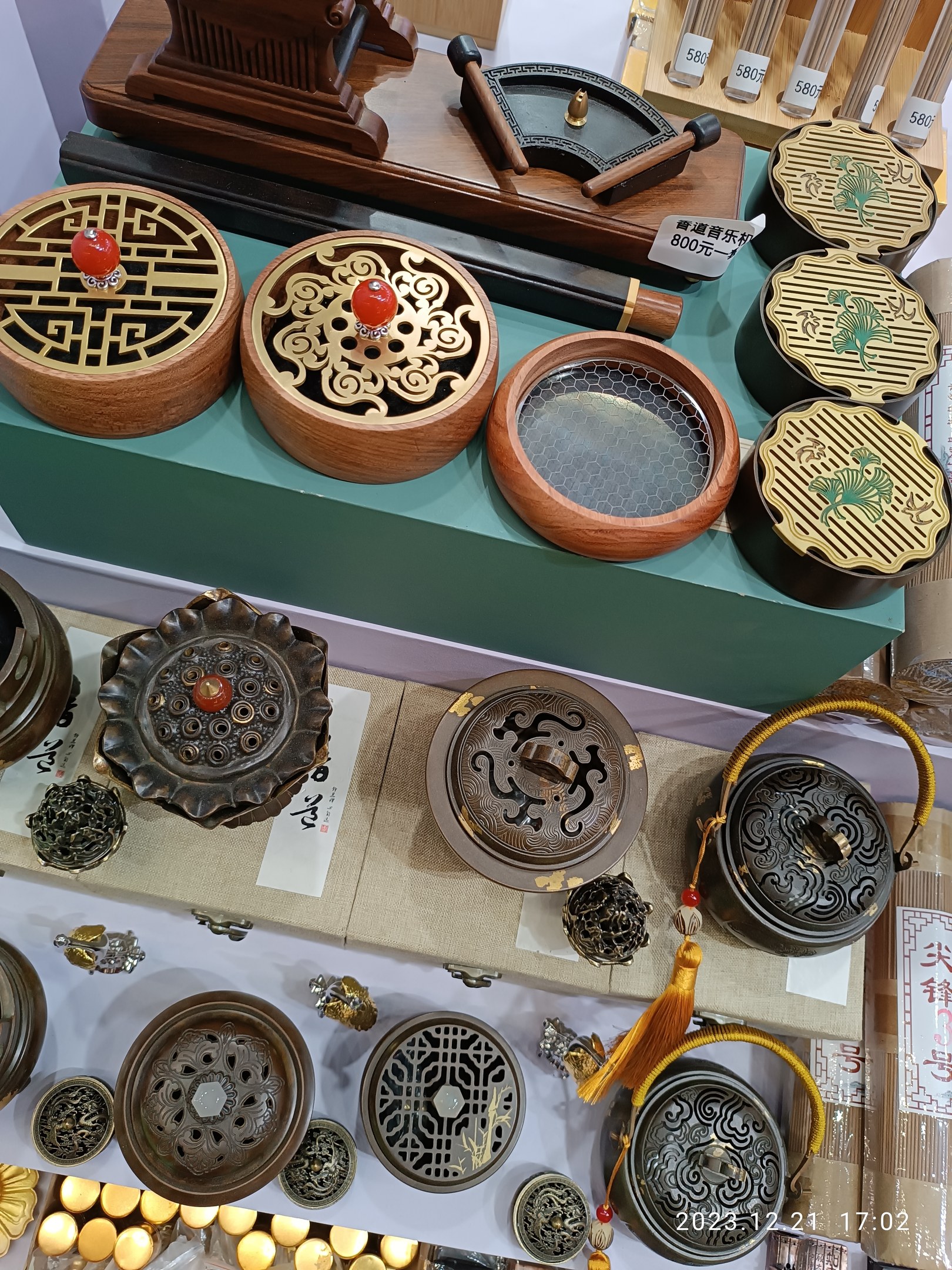 Ein Tisch mit verschiedenen chinesischen Räucherstäbchen, Schachteln und Papieren mit Text, wahrscheinlich für ein chinesisches Neujahrsfest.