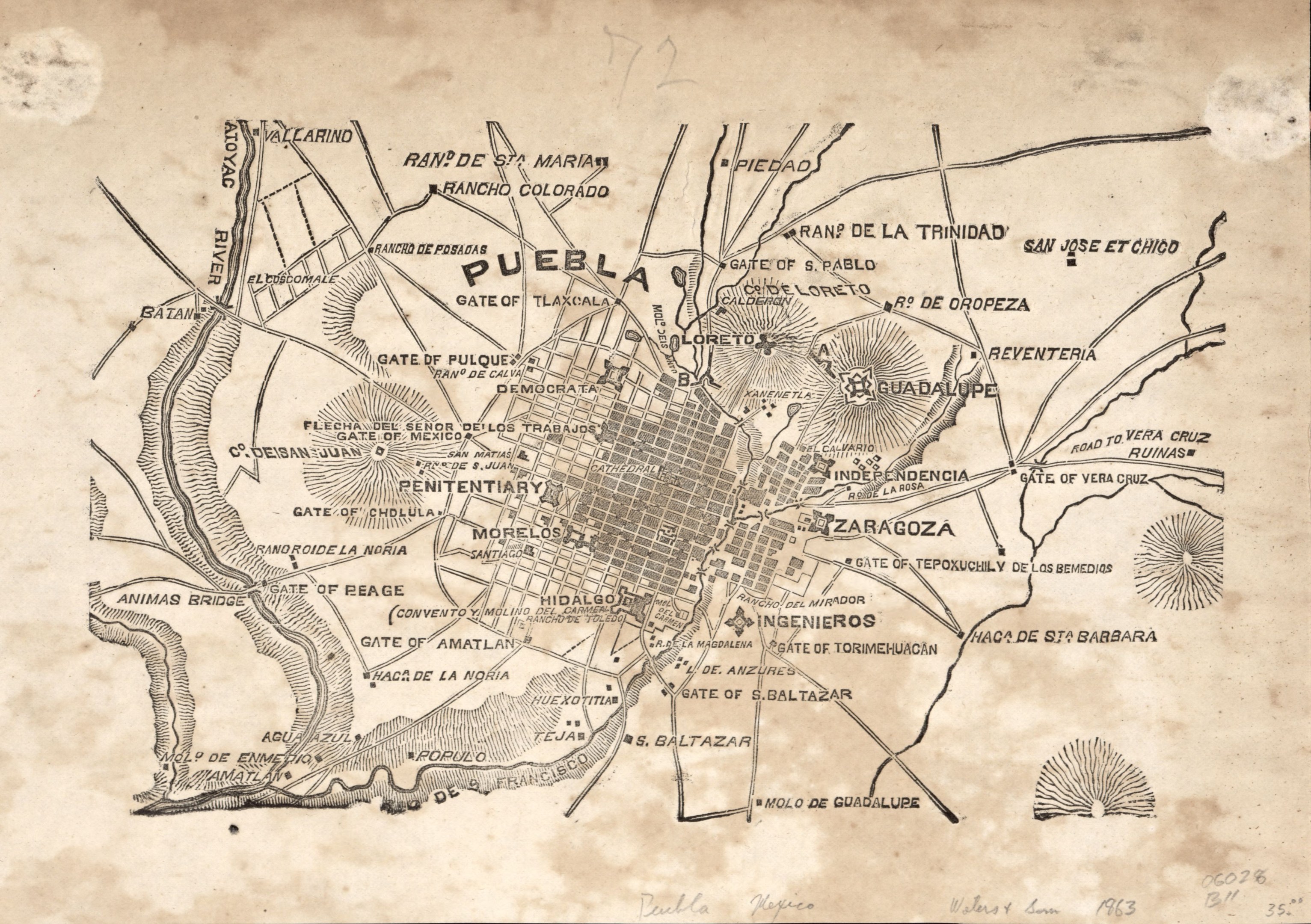Ausführliche alte Karte von Puebla, Mexiko, zeigt Straßen, Gebäude und Sehenswürdigkeiten mit Text.