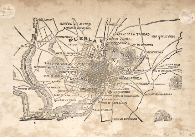 Ausführliche alte Karte von Puebla, Mexiko, zeigt Straßen, Gebäude und Sehenswürdigkeiten mit Text.