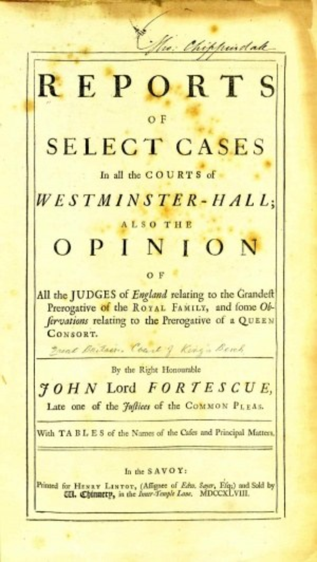 Deckblatt eines alten Buches mit dem Titel 'Berichte über ausgewählte Fälle in den Gerichten von Westminster-Hall sowie die Meinung von John Lord Fortescue', aufgeschlagen auf einer Seite mit schwarzer Tinte