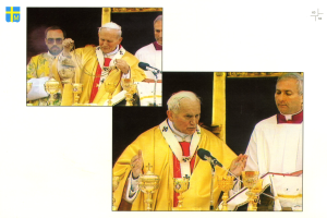 Papst Benedikt XVI. steht an einem Pult mit Mikrofon und feiert die Messe in der Petersbasilika, umgeben von mehreren Personen im Hintergrund und einem Logo und Text auf der linken Seite des Bildes.