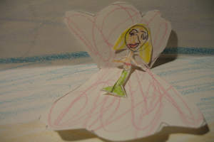 Papierkunst und Skizzen auf einer Oberfläche.