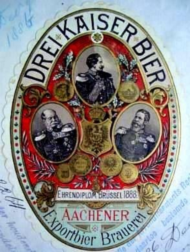Altes deutsches Bieretikett namens "Drei Kaiser Bier" mit drei Männern in traditioneller Kleidung, einer hält eine Bierflasche, mit Unterschriften unten auf einem hellblauen Hintergrund.