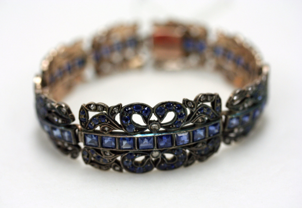 Antikes viktorianisches Saphir- und Diamantarmband auf einem weißen Hintergrund, mit blauen Saphiren und Diamanten.