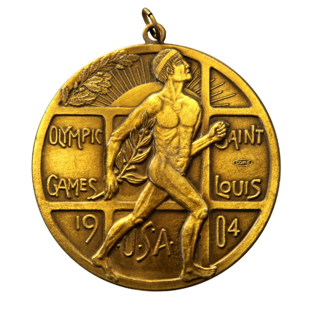 Goldmedaille mit einer laufenden Figur, die wahrscheinlich die Olympischen Spiele darstellt, mit Text und einem weißen Hintergrund.