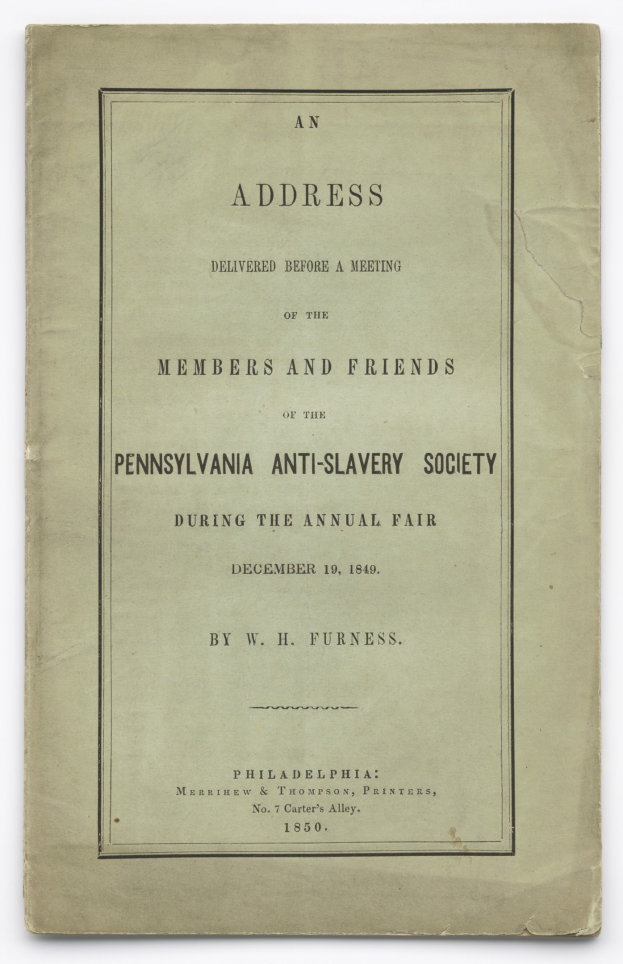 Offenes Buch mit dem Titel "Eine Ansprache vor einer Versammlung der Mitglieder und Freunde der Pennsylvania Anti-Slavery Society während der jährlichen Messe" mit einer Seite bedrucktem schwarzem Text.
