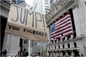 Eine große Gruppe von Menschen mit Schildern und US-Flaggen vor Gebäuden.