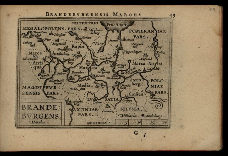 Ein altes Buch mit einem schwarzen Hintergrund, das eine detaillierte Karte der Region Brandenburg in Deutschland zeigt, einschließlich geografischer Merkmale wie Flüsse, Berge und Städte, mit begleitendem Text.