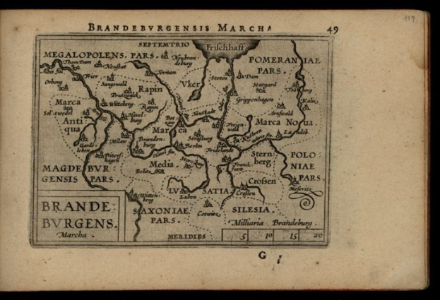 Ein altes Buch mit einem schwarzen Hintergrund, das eine detaillierte Karte der Region Brandenburg in Deutschland zeigt, einschließlich geografischer Merkmale wie Flüsse, Berge und Städte, mit begleitendem Text.