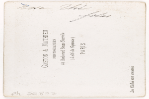 Eine alte weiße Visitenkarte mit handgeschriebener Schrift, wahrscheinlich ein Name, darauf.