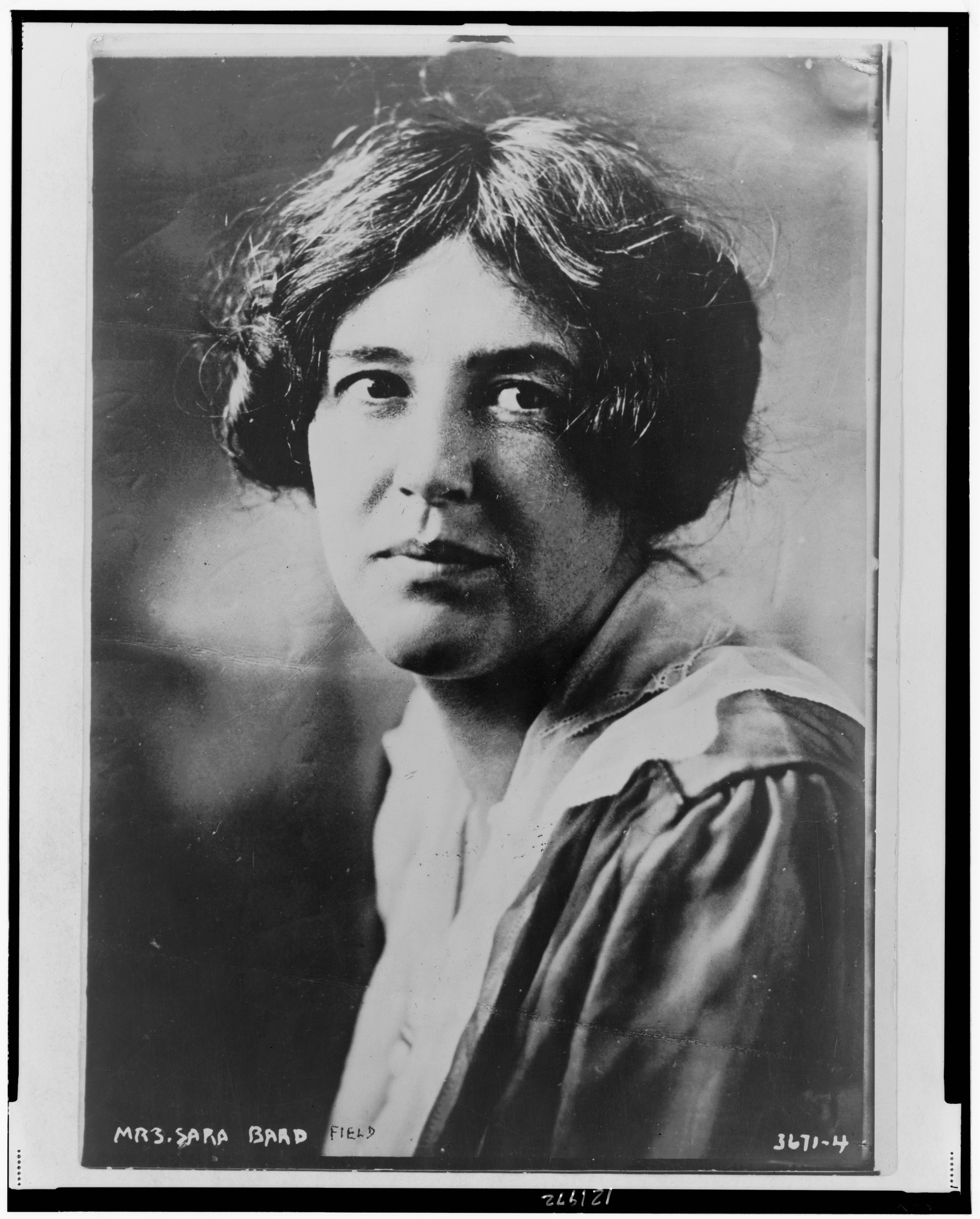 Schwarzes und weißes Porträt einer Frau mit ernster Miene, identifiziert als Sara Brad Field unten.