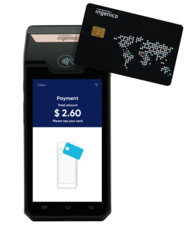 Mobiltelefon mit einer Ingenico-Zahlungsschnittstelle neben einer Kreditkarte.