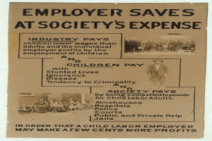 Ein leuchtend gelbes Plakat mit fetter schwarzer Schrift, auf dem steht: "Arbeitgeber spart auf Kosten der Gesellschaft" und Bilder von verschiedenen, lächelnden Menschen, die den Betrachter ansehen.