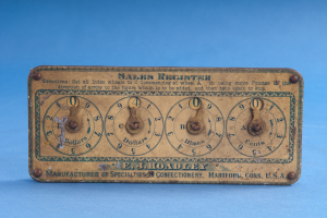 Veraltetes Verkaufsregister mit Text und Zahlen auf blauem Hintergrund, das wahrscheinlich Datum und Uhrzeit anzeigt.