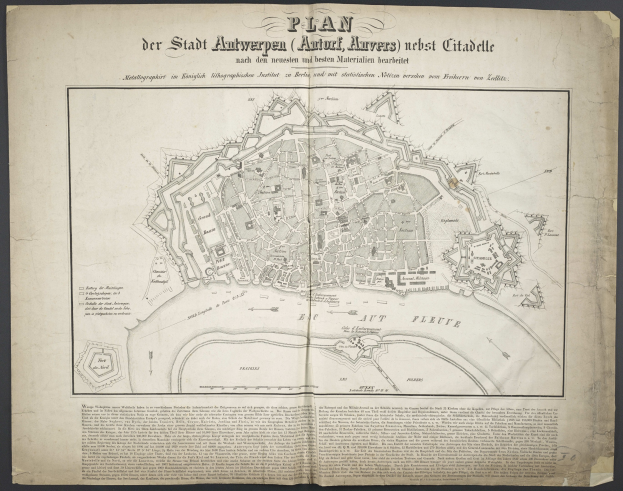 Ein abgenutztes Buch mit einer illustrierten Karte von Berlins Straßen, Gebäuden und Sehenswürdigkeiten, begleitet von beschreibendem Text.