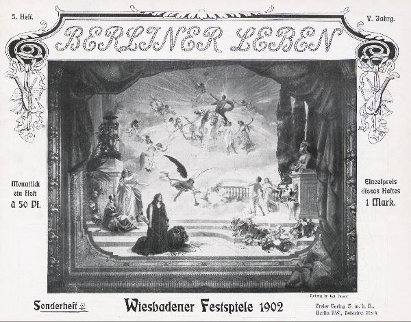 Schwarz-weiß-Foto einer Bühne von den 1902er Wiesbadener Festspielen, das Darsteller in traditioneller deutscher Tracht und ein klatschendes Publikum zeigt.