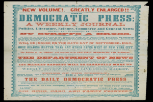 Zeitung mit dem Text "Demokratische Presse: Eine Wochenzeitung" darauf, vor schwarzem Hintergrund.
