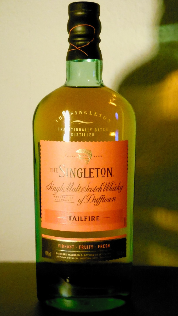 Tiefes Bernsteinflasche von Singleton of Dufftown Tailfire Single Malt Scotch Whisky mit einem schwarzen Etikett, das ein Löwen- und Schlosswappen zeigt.