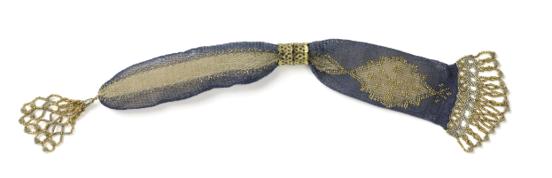 Blauer und goldener Stoff-Armreif mit goldenen Kettenakzenten auf einem weißen Hintergrund.