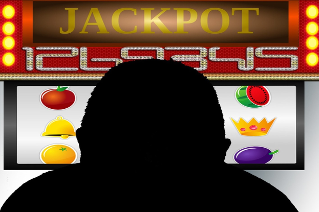 Ein Mann spielt ein Online-Slot-Machine-Spiel mit "Jackpot" angezeigt, umgeben von fruchtmotivischen Bildern und Text auf einem digitalen Board.