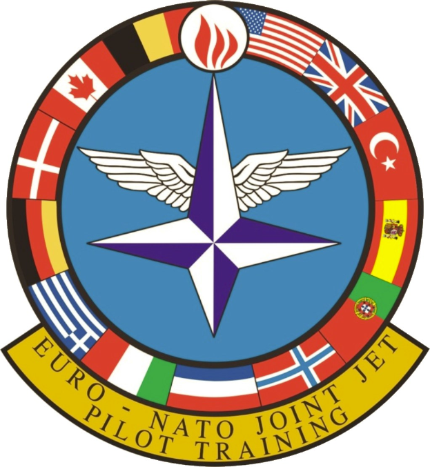 Logo der NATO-Joint-Jet-Pilot-Training mit einem blauen Kreis mit einem weißen Stern, umgeben von vier farbigen Flaggen und der Text "NATO Joint Jet" in Weiß.