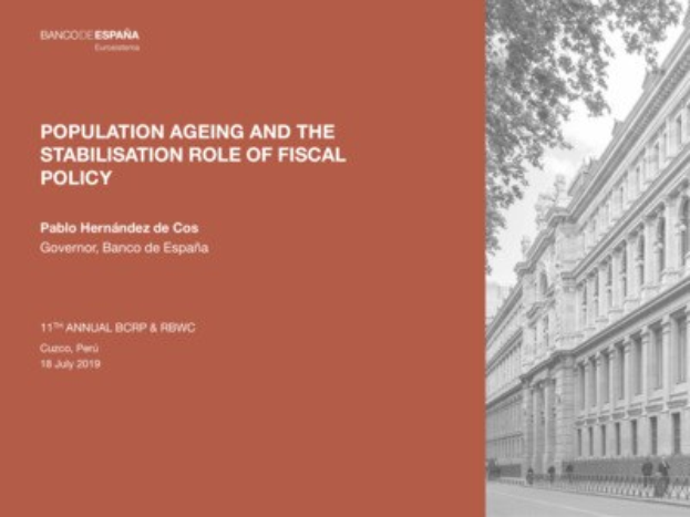 Schwarz-weiß-Bild eines Gebäudes auf der rechten Seite mit Fußgängern auf der Straße davor und Text auf der linken Seite, der "Altengerechtigkeit und die Rolle der Fiskalpolitik" liest.