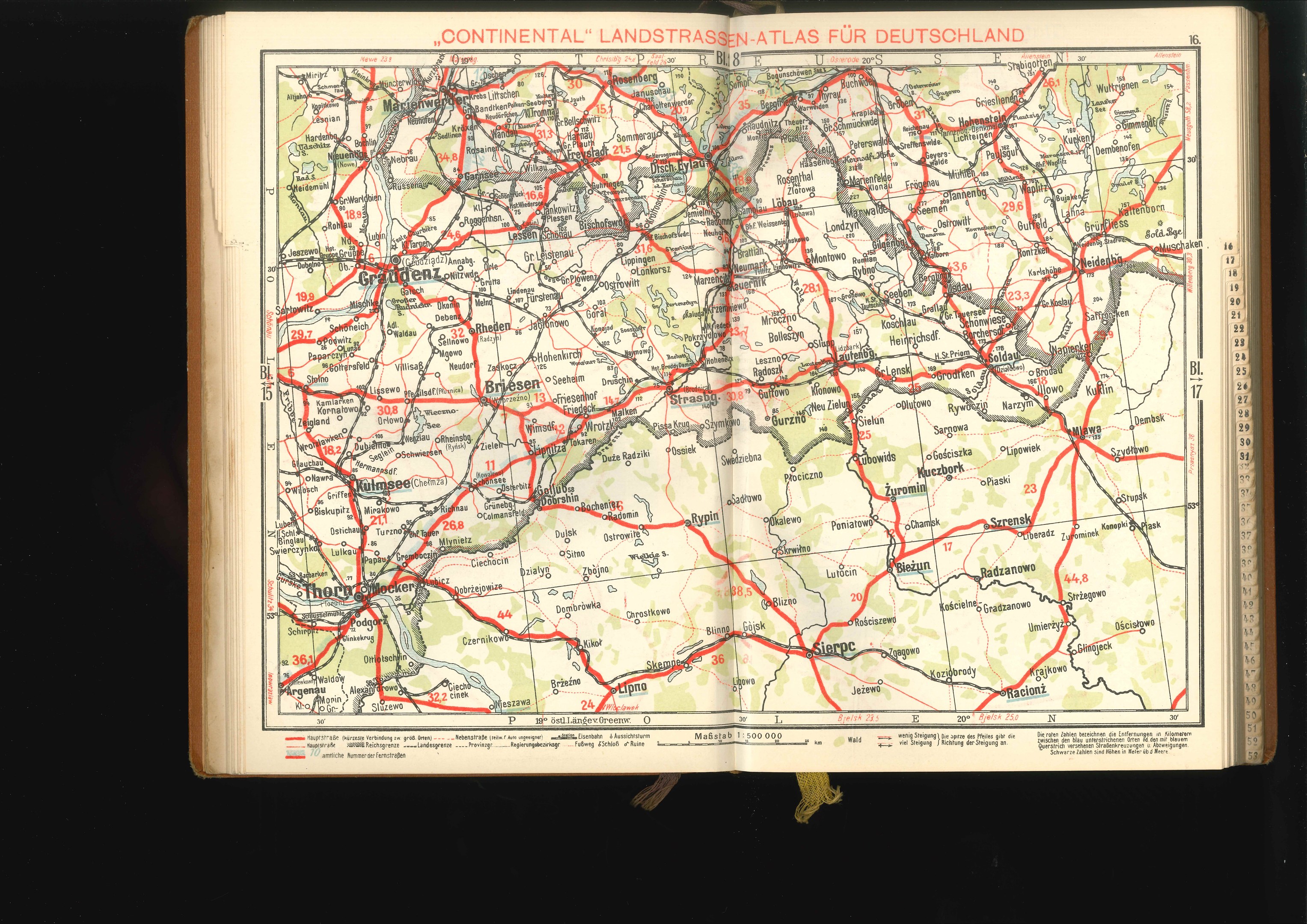 Offenes Buch mit einer detaillierten Karte von Deutschlands Straßen und Autobahnen auf schwarzem Hintergrund.