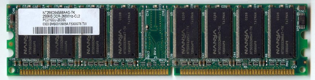 Nahaufnahme eines Computer-Speichermoduls mit der Beschriftung "Nana 256MB DDR2-2666MHz PC2-5300" auf einem weißen Hintergrund mit einem Barcode.