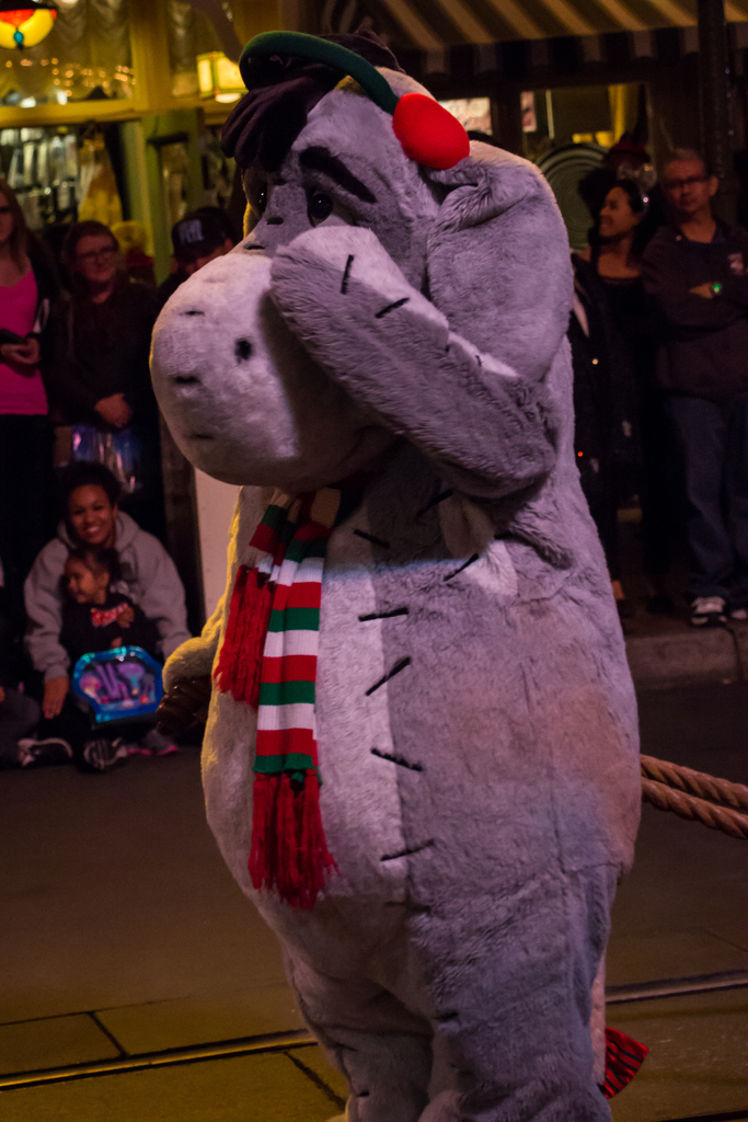 Eine Person in einem Tierkostüm steht vor einer Menge, mit Licht auf dem Dach.