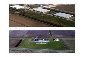 Eine Luftaufnahme eines Bauernhofs mit einem großen zentralen Gebäude, umgeben von Feldern, Bäumen, Straßen und Fahrzeugen, mit Text am unteren Bildrand.