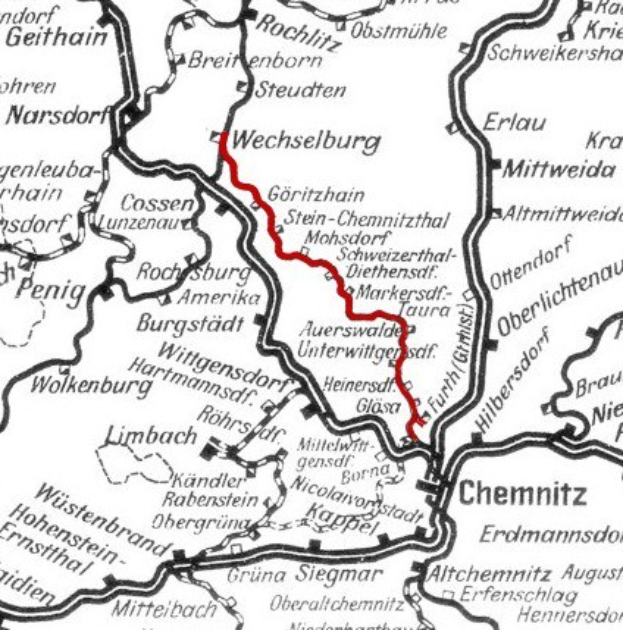 Schwarz-weiß-Karte einer Stadt mit einer roten Routelinie, beschriftet als Wechselburg und Chemnitz-Eisenbahn.