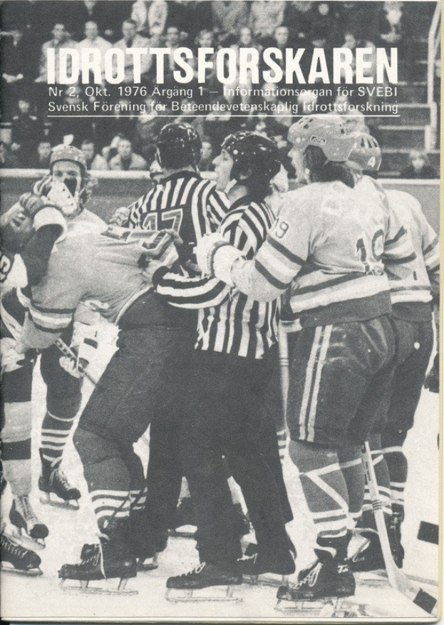 Schwarßt-weißes Foto einer Gruppe von Menschen in Helmen und Eislaufschuhen, die auf einer Eisbahn kämpfen, mit Zuschauern im Hintergrund und Text oben.