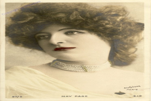 Ein altes Foto einer Frau in einem weißen Kleid und einer zarten Kette mit einem sanften Ausdruck und einer klassischen Frisur, mit einem Wasserzeichen.