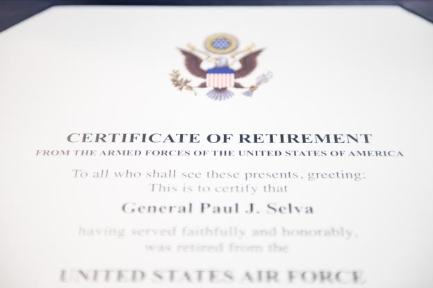 Rahmenurkunde für den Ruhestand der United States Air Force mit blauem Rand, die ein zentrales Sternschild-Logo innerhalb eines Lorbeerkranzes und eine 'Ruhestand'-Bannerschrift in Schwarz zeigt.