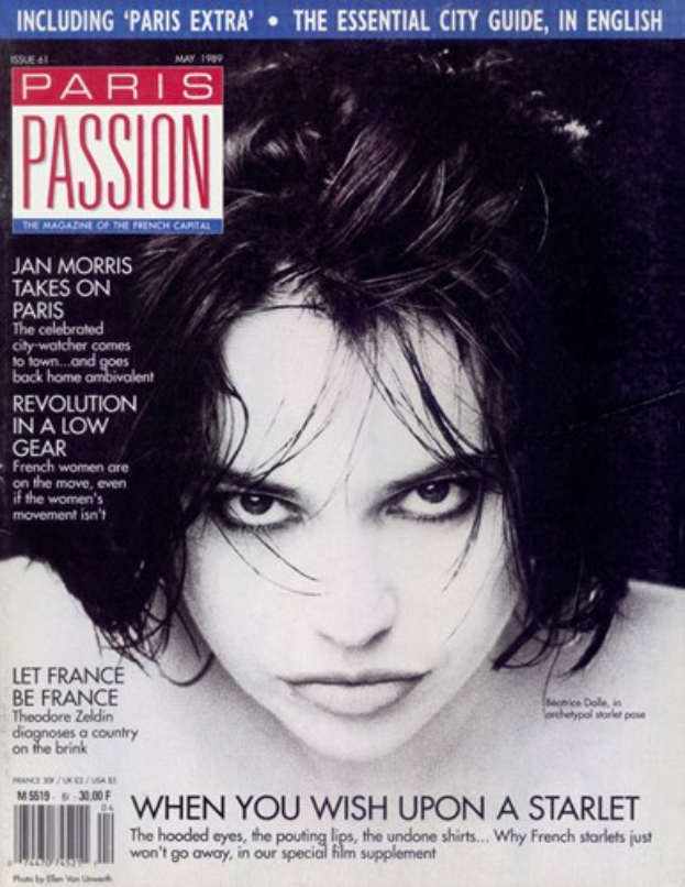 Ein Plakat einer Frau auf dem Cover von Paris Passion Magazine, die ein weißes Kleid mit tiefem Ausschnitt trägt und einen sleeken Bob-Haarschnitt hat, mit der Schrift "Paris Passion" in fetter schwarzer Schrift.