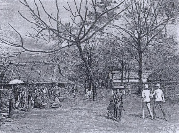 Schwarze und weiße Zeichnung von Menschen in traditioneller Kleidung, die eine Dorfstraße mit Hütten und Bäumen im Hintergrund entlanggehen, mit der Beschriftung "Das Dorf in den frühen 1900er Jahren" unten.