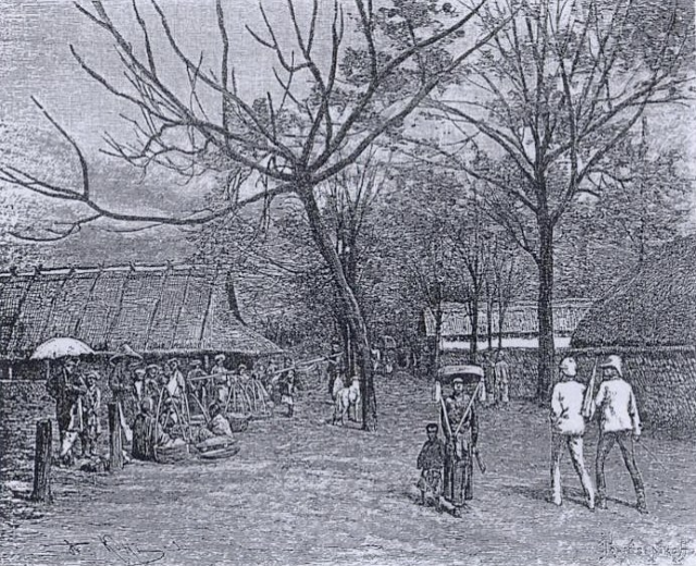 Schwarze und weiße Zeichnung von Menschen in traditioneller Kleidung, die eine Dorfstraße mit Hütten und Bäumen im Hintergrund entlanggehen, mit der Beschriftung "Das Dorf in den frühen 1900er Jahren" unten.
