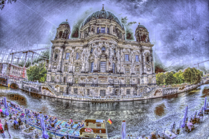 Ein Gemälde des Berliner Doms in Berlin, Deutschland, das die Kathedrale mit Fenstern, Menschen am Boden, Booten auf dem Wasser, einem Zaun, einer Fahne, Pfählen, einem Straßenpfahl, Bäumen und einem bewölkten Himmel zeigt.
