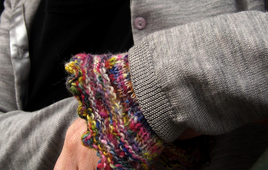 Eine Person in einem Mantel, das Gesicht nicht sichtbar.