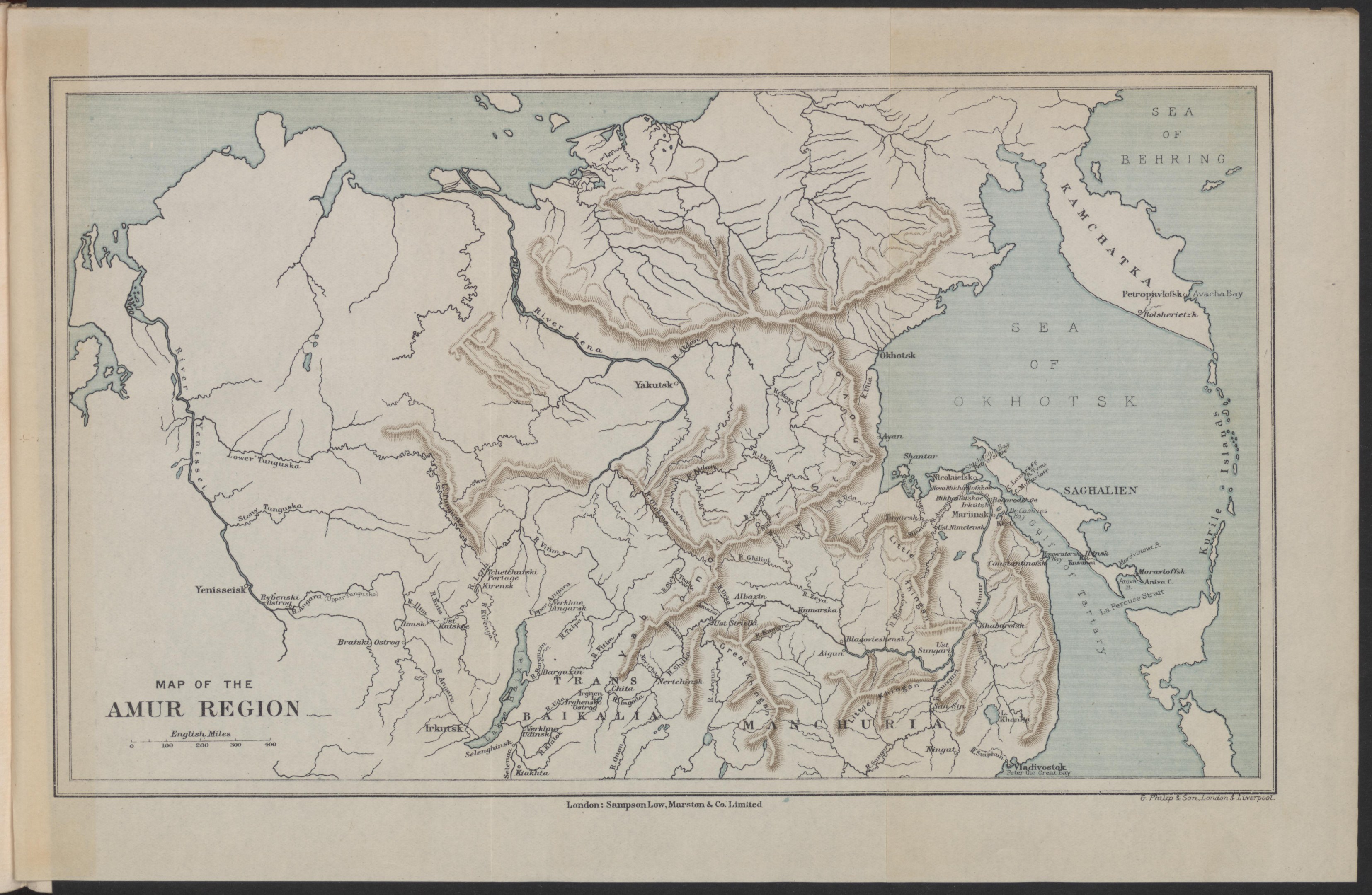 Ein altes Buch mit einer detaillierten Karte der Amur-Region, die geografische Merkmale wie Flüsse, Berge und Städte zeigt, begleitet von Text über die Region.